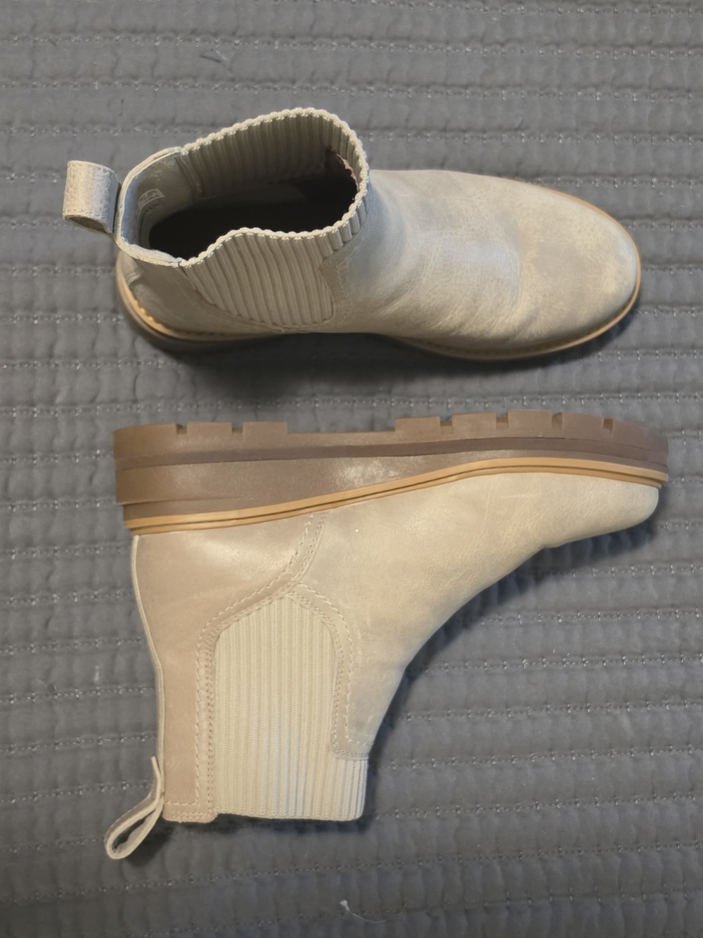Timberland Cream Chelsea Lug Sole Booties - Picture 8 of 9